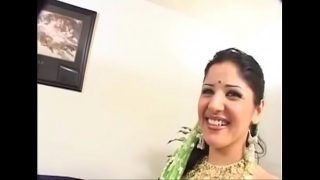 Indian Lady In Traditional Garb Takes It Off To Fuck -Hard fuck on Xvideos